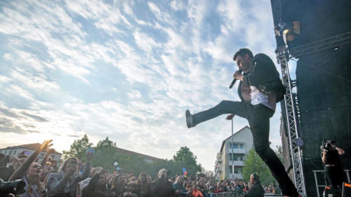 Das Konzert Fest der Vielen wurde organisiert vom Bündnis Zusammenstehen u.a. mit Clueso, der mit Thomas D. und Smudo von den Fantastischen Vier den Song Zusammen zeigte.