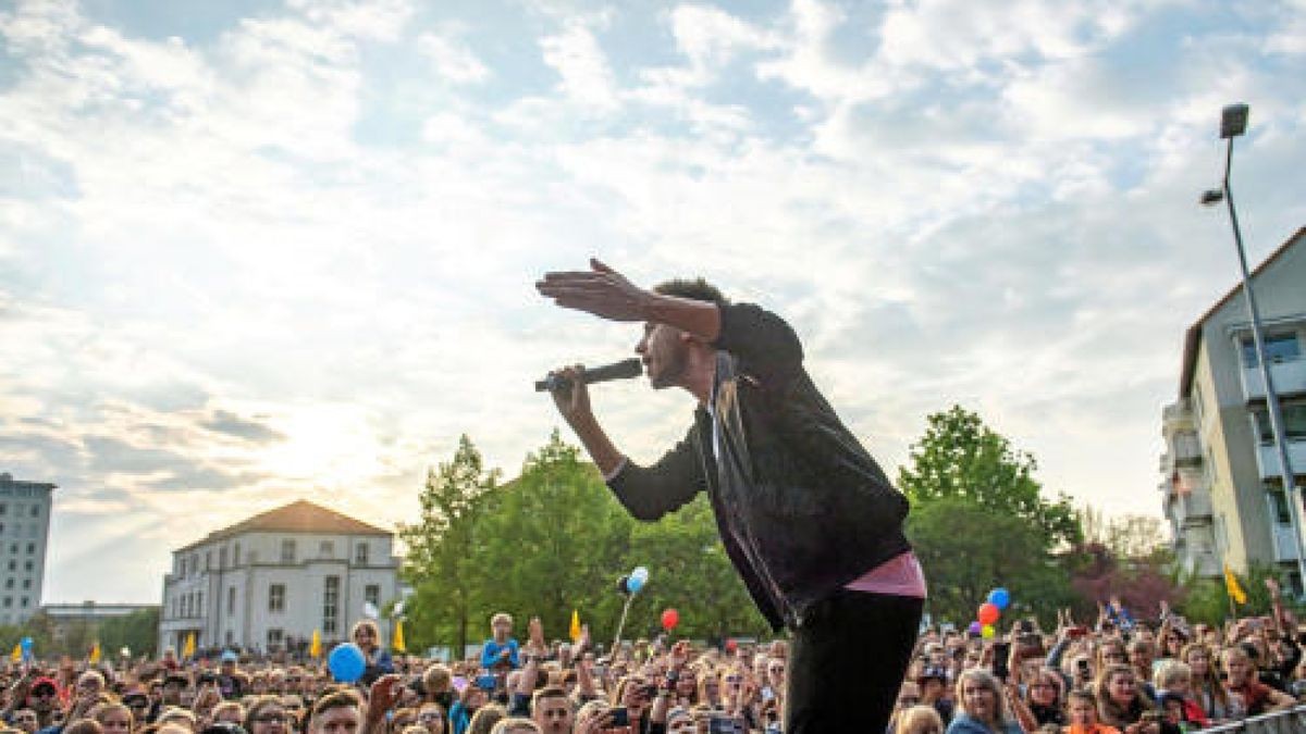 Das Konzert Fest der Vielen wurde organisiert vom Bündnis Zusammenstehen u.a. mit Clueso, der mit Thomas D. und Smudo von den Fantastischen Vier den Song Zusammen zeigte.