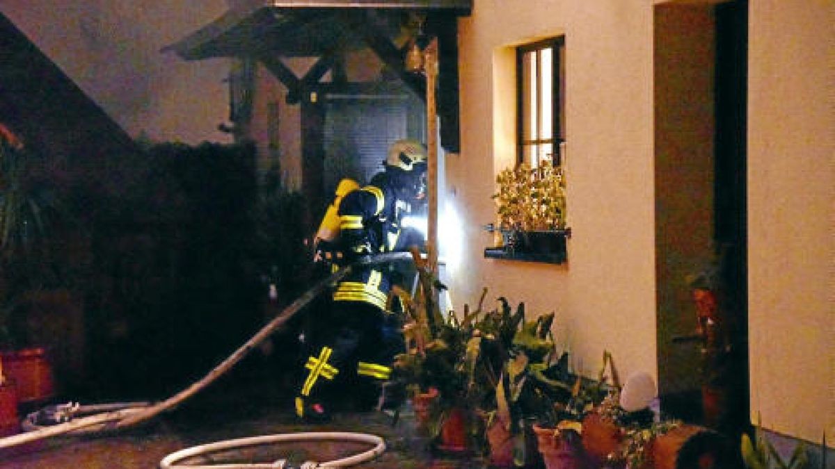 Brand auf einem Grundstück im Hinterland von Thälmann- und Röhrstraße in Weimar. Foto: Michael Baar