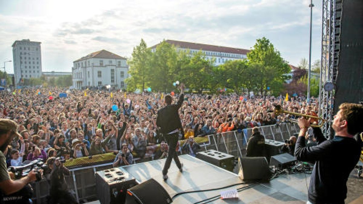 Das Konzert Fest der Vielen wurde organisiert vom Bündnis Zusammenstehen u.a. mit Clueso, der mit Thomas D. und Smudo von den Fantastischen Vier den Song Zusammen zeigte.