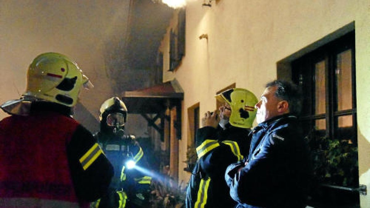 Brand auf einem Grundstück im Hinterland von Thälmann- und Röhrstraße in Weimar. Foto: Michael Baar