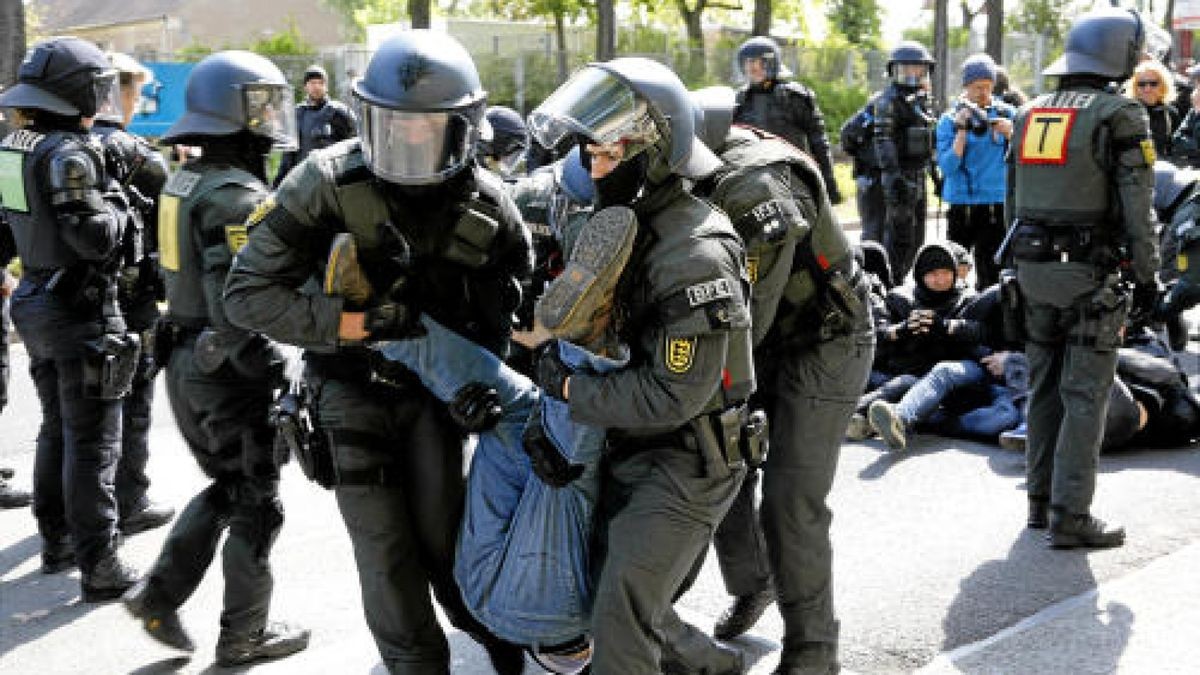 Auf der Arnstädter Straße räumte die Polizei eine Sitzblockade von etwa 20 Personen, die der AfD den Weg versperren wollten.