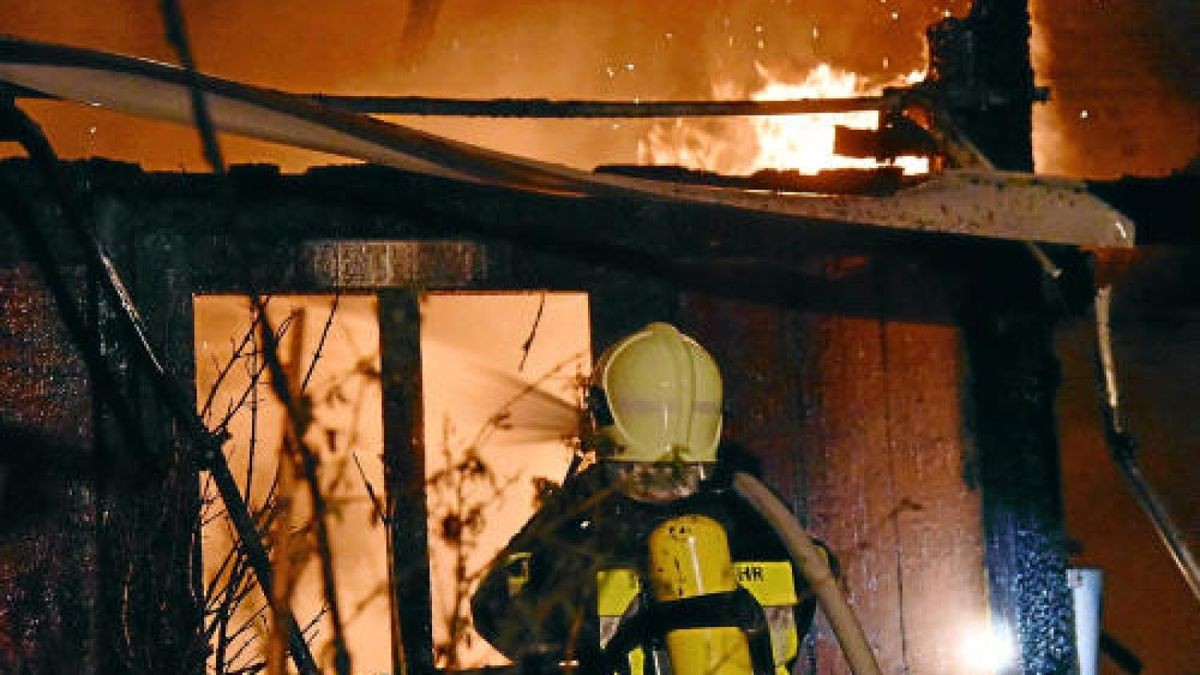 Brand auf einem Grundstück im Hinterland von Thälmann- und Röhrstraße in Weimar. Foto: Michael Baar