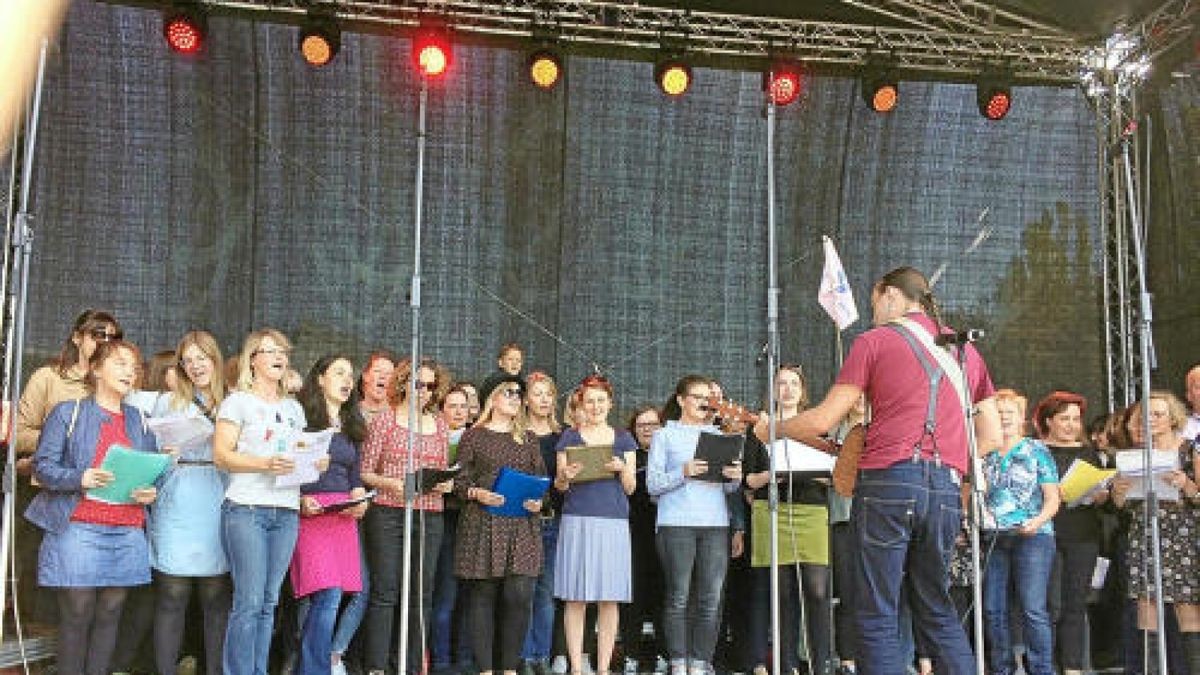 Höhepunkt der vom DGB organisierten Kundgebungen zum 1. Mai in Erfurt ist das Festival Fest der Vielen. Erfurter Kneipenchor singt Schrei nach Liebe von den Ärzten