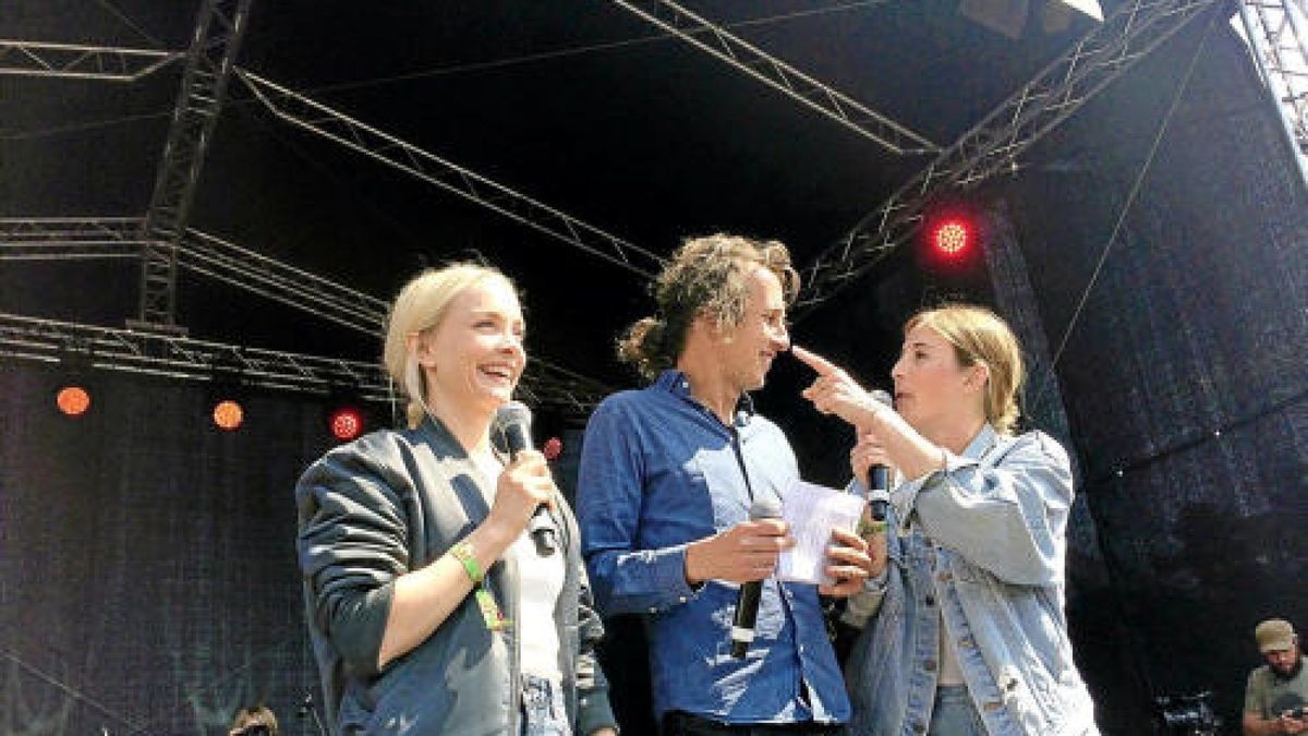 Fest der Vielen in Erfurt. Das Moderaten-Trio Janin Ullmann (ehemals Reinhardt), Zughafen-Mitbegründer Norman Sinn und Jeannine Michaelsen führen locker durch das Konzert.