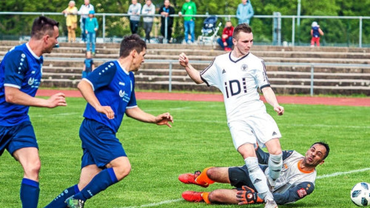 Niederzimmerns Torwart Igor Osmanovic konnte noch die ein oder andere Großchance vereiteln. Doch gegen sechs Treffer war er so gut wie machtlos. Ricardo Hädrich (in Weiß) traf zum 4:1 und hätte auch noch häufiger für die Apoldaer treffen können.Foto: Hannsjörg Schumann