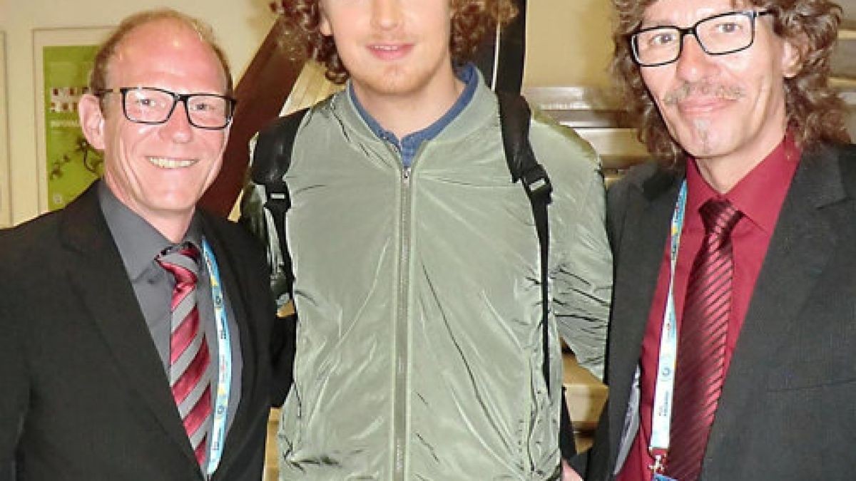 Florian Meyer (links) und Jens Rudloff  mit Michael Schulte (Mitte), der beim ESC im vergangenen Jahr in Lissabon Deutschland aus dem Punktedesaster holte und den vierte Platz belegte.Foto: Jens Rudloff