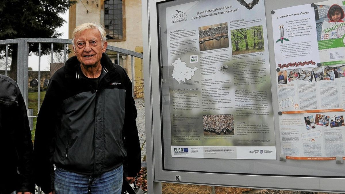 Windkraftgegner Alberto Mischur (l.) und Fledermausexperte Richard Müller vor der evangelischen Kirche in Hundhaupten, welche die wohl größte Wochenstube der geschützten Fledermausart „Großes Mausohr“ in Thüringen beherbergt.