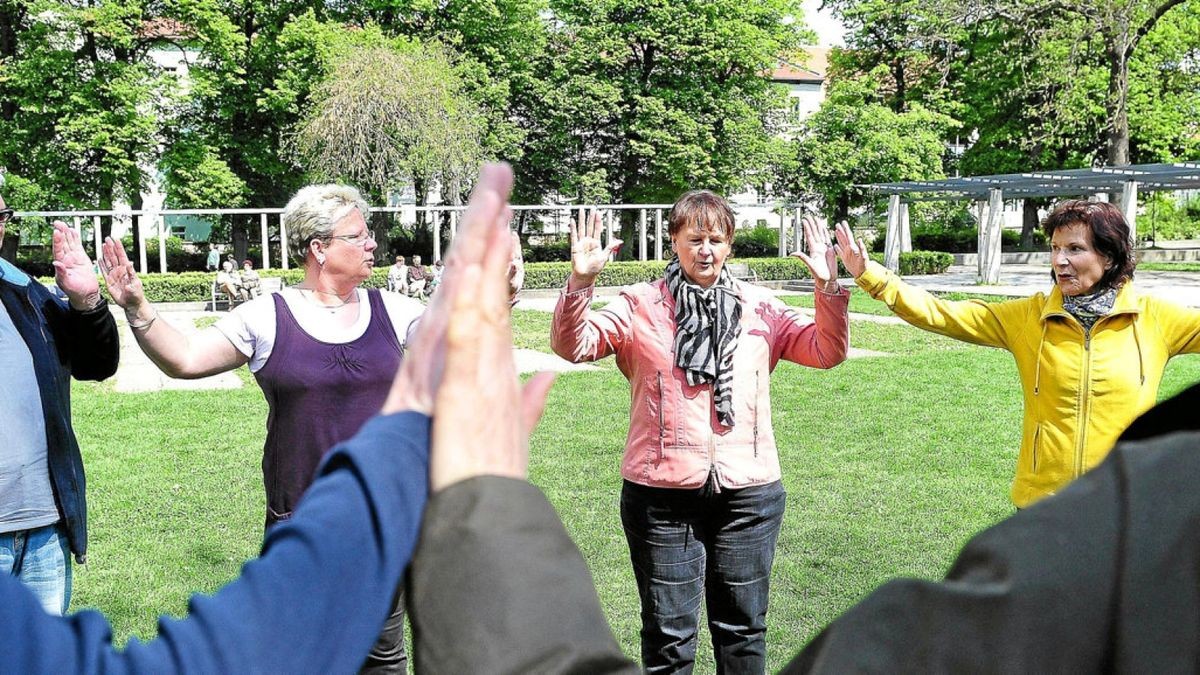 Alljährlich lädt Karla Penske am Weltlachtag in einen Park in Erfurt.