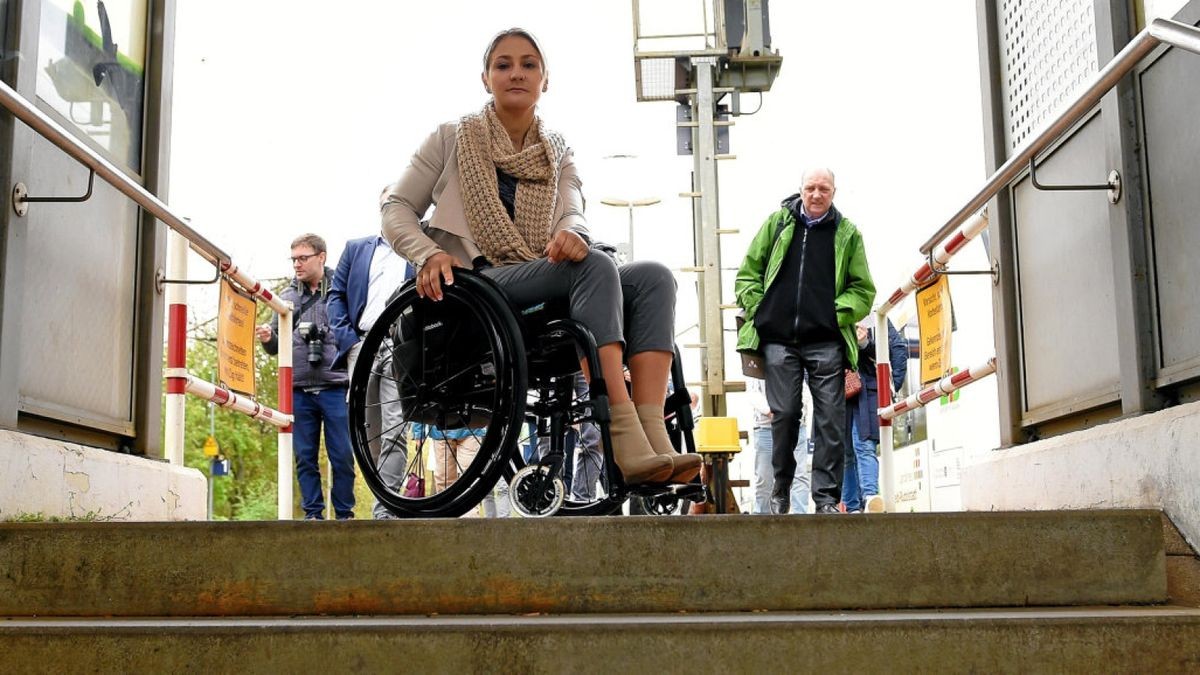 Am Bahnhof Erfurt-Bischleben kommt Kristina Vogel nicht weiter.