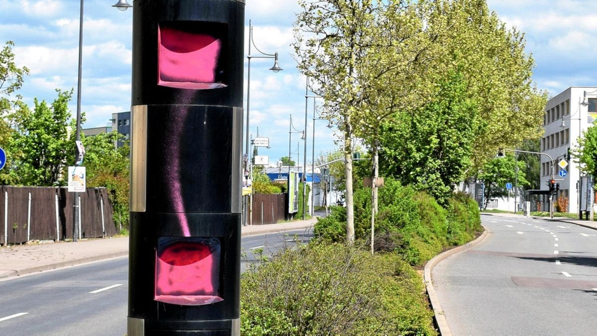 Eine beschmierte Blitzer-Säule in der Eugen-Richter-Straße.