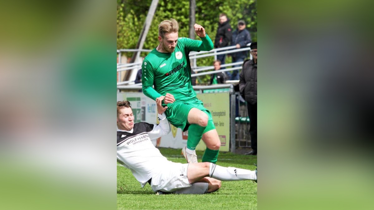 Der SC 03 Weimar verlor gegen Spitzenreiter Martinroda am Ende mit 3:5. Weimars Lucas Laue (in Grün) wird hier rigoros vom Ball getrennt und hatte direkt nach Wiederanpfiff die große Chance auf das 2:1.Foto: Christian Albrecht