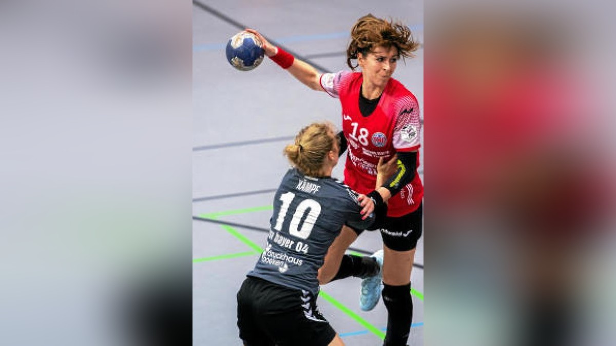 Iveta Luzumova #18 (Thueringer HC) im Zweikampf mit Jennifer Kämpf #10 (Bayer 04 Leverkusen).