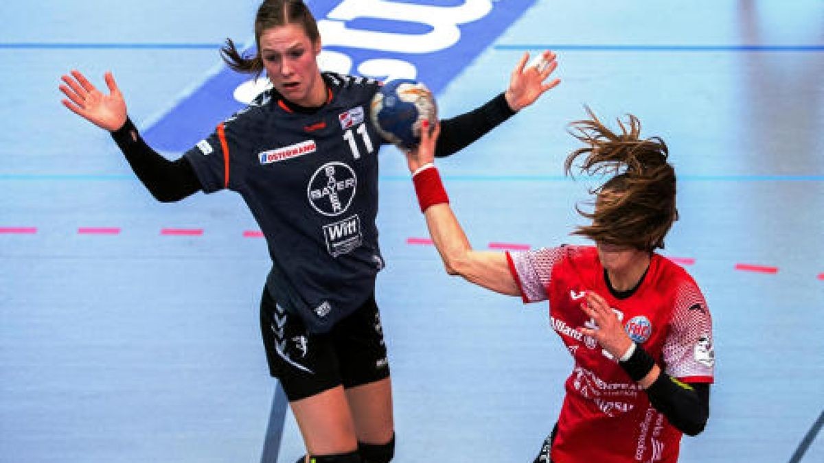 Iveta Luzumova #18 (Thueringer HC) im Zweikampf mit Annefleur Bruggeman #11 (Bayer 04 Leverkusen), links.