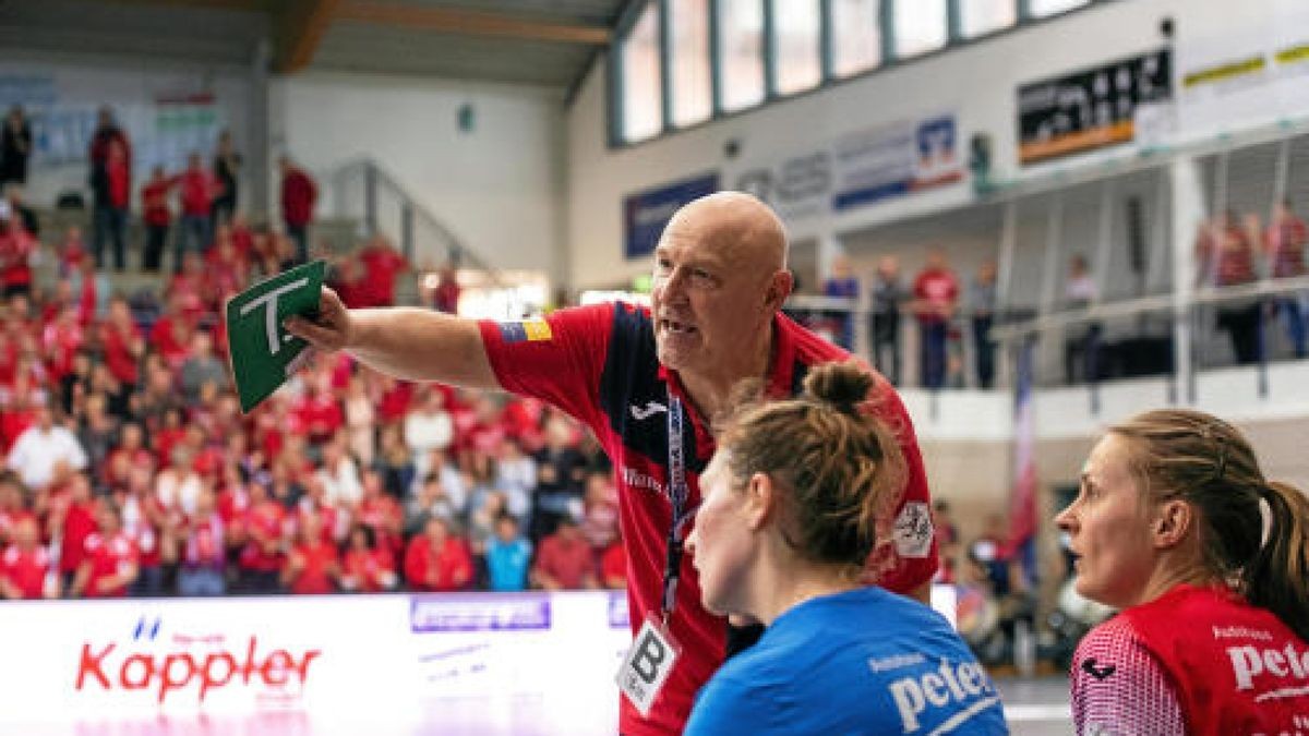 Trainer Herbert Mueller (Thueringer HC).