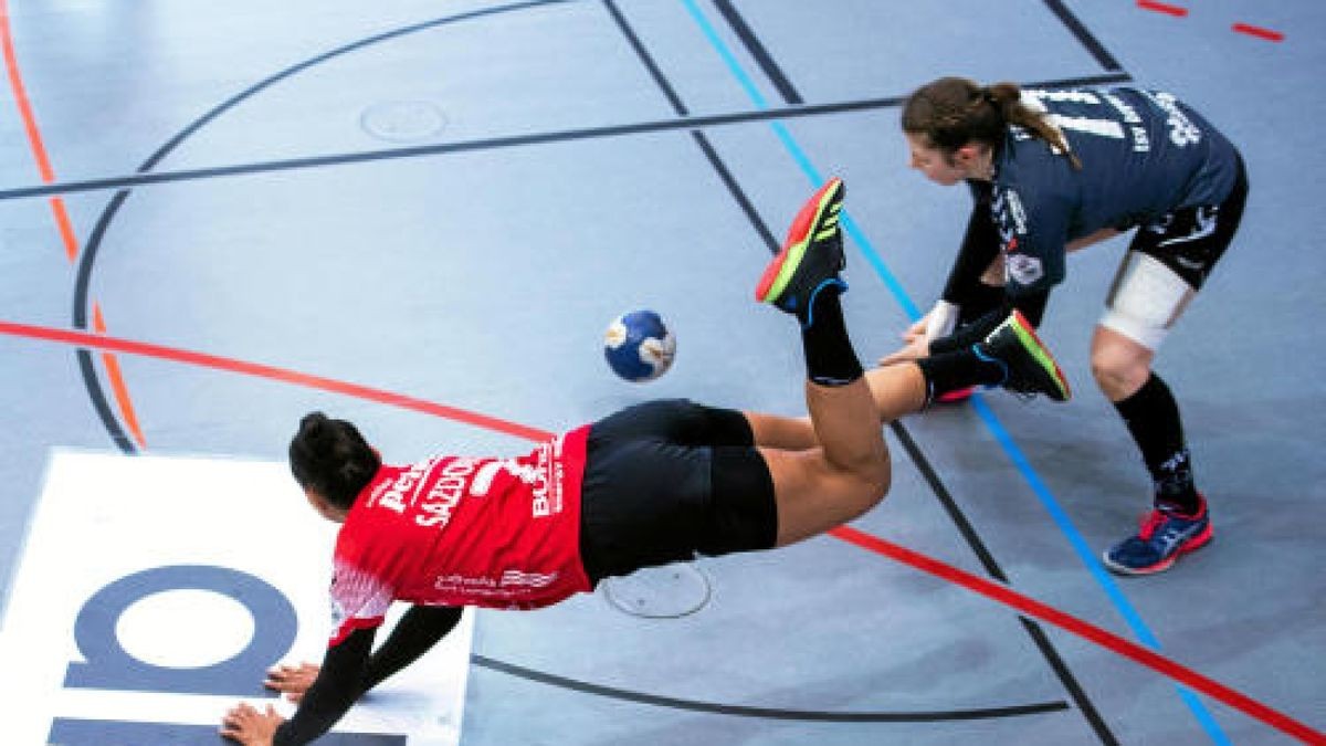 Jovana Sazdovska #7 (Thueringer HC)im Zweikampf mit Elaine Rode #77 (Bayer 04 Leverkusen).