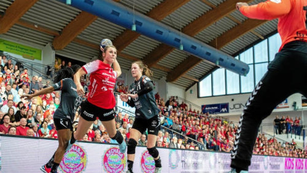 Alicia Stolle #17 (Thueringer HC) setzt sich gegen Jennifer Souza #9 (Bayer 04 Leverkusen) und Annefleur Bruggeman #11 (Bayer 04 Leverkusen) durch.