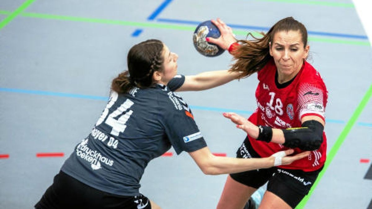 Iveta Luzumova #18 (Thueringer HC) im Zweikampf mit Jenny Karolius #14 (Bayer 04 Leverkusen).