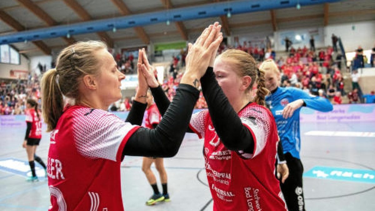 Jubel nach dem Sieg bei Meike Schmelzer #13 (Thueringer HC) und Nina Mueller #22 (Thueringer HC).