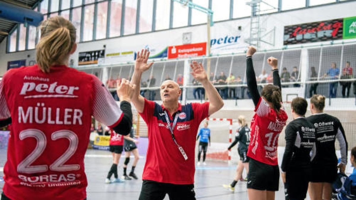 .Jubel nach dem Sieg bei Trainer Herbert Mueller (Thueringer HC) und Nina Mueller #22 (Thueringer HC).