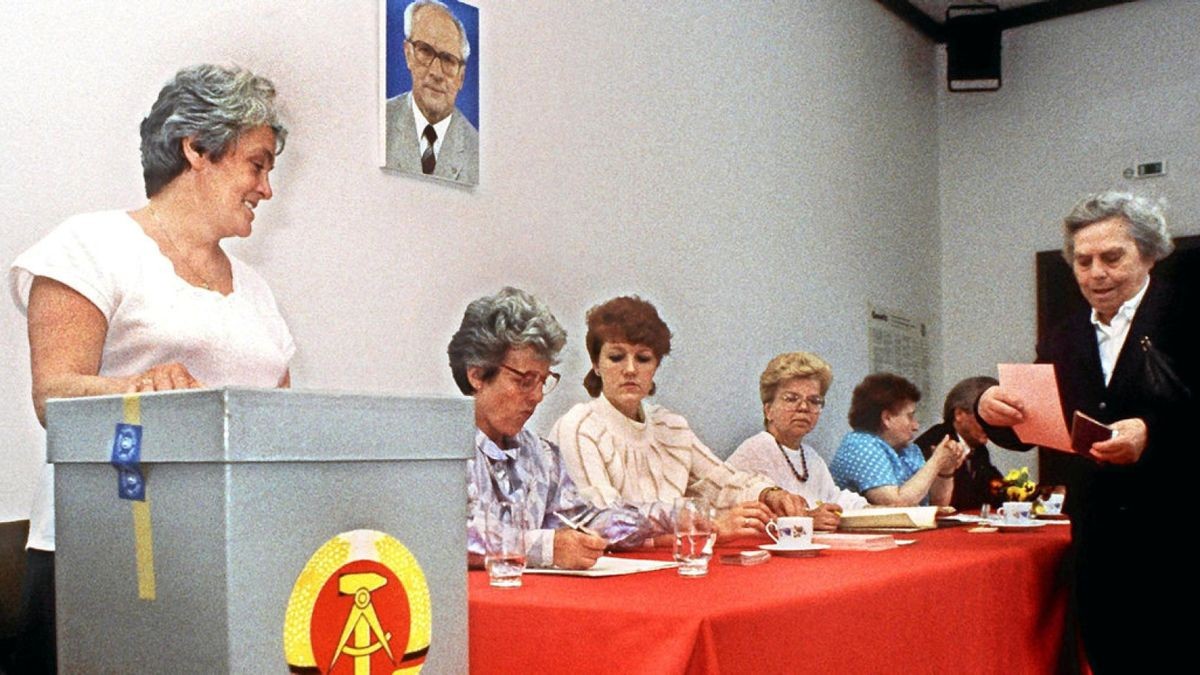 Erich Honecker lächelt von der Wand, auf der Urne prangen Hammer und Zirkel im Ährenkranz, der Stimmzettel ist schnell gefaltet: Wahlszene vom 7. Mai 1989 in Ost-Berlin.