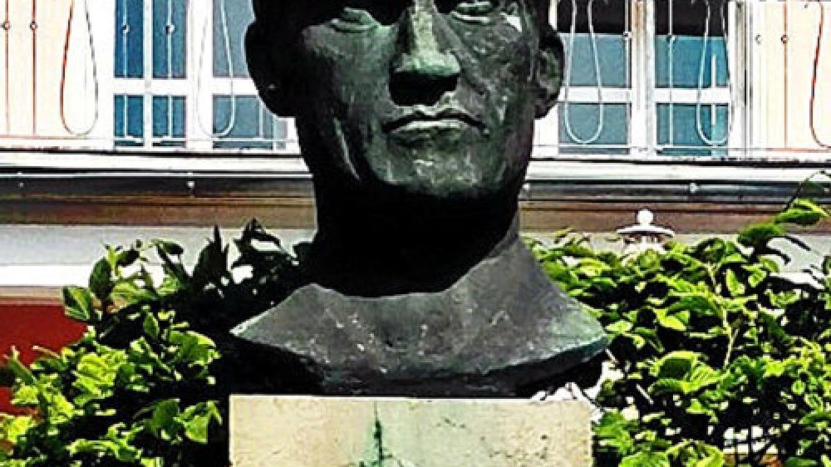 Kunst auf dem Uni-Campus: eine Stele mit der Büste von Theodor Neubauer.  Foto: Kathleen Kröger