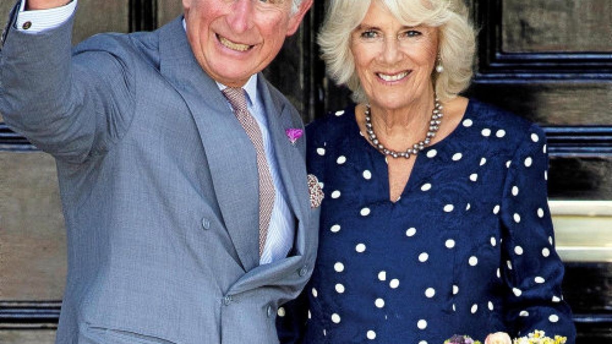 ARCHIV - 22.06.2018, Großbritannien, Salisbury: Der britische Prinz Charles und Camilla, Herzogin von Cornwall, verlassen das Rathaus. Prinz Charles und Camilla kommen nach Deutschland. (zu dpa 