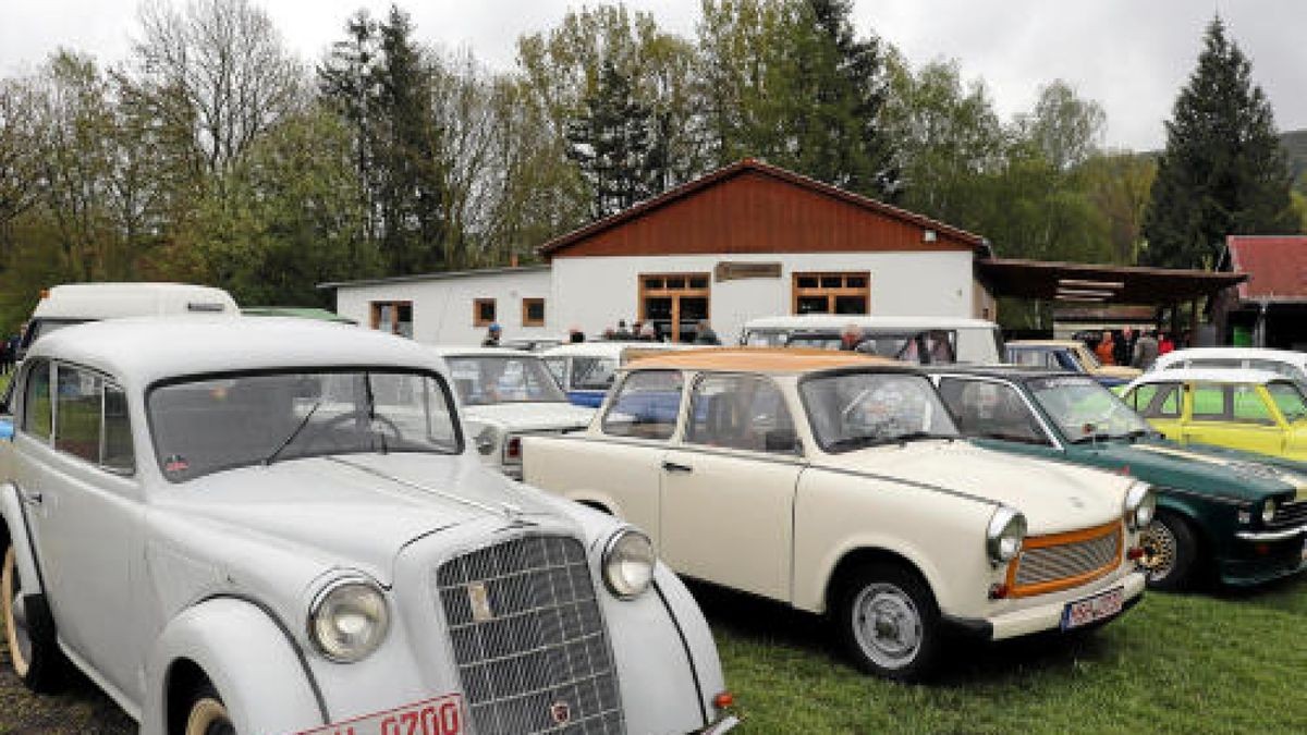 Die Fans von historischen Schätzchen auf zwei und vier Rädern kamen trotz Aprilwetter im Mai in Sollstedt voll auf ihre Kosten. 