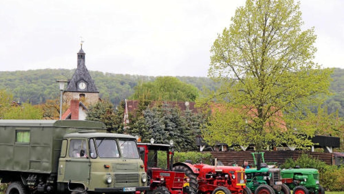 Die Fans von historischen Schätzchen auf zwei und vier Rädern kamen trotz Aprilwetter im Mai in Sollstedt voll auf ihre Kosten. 