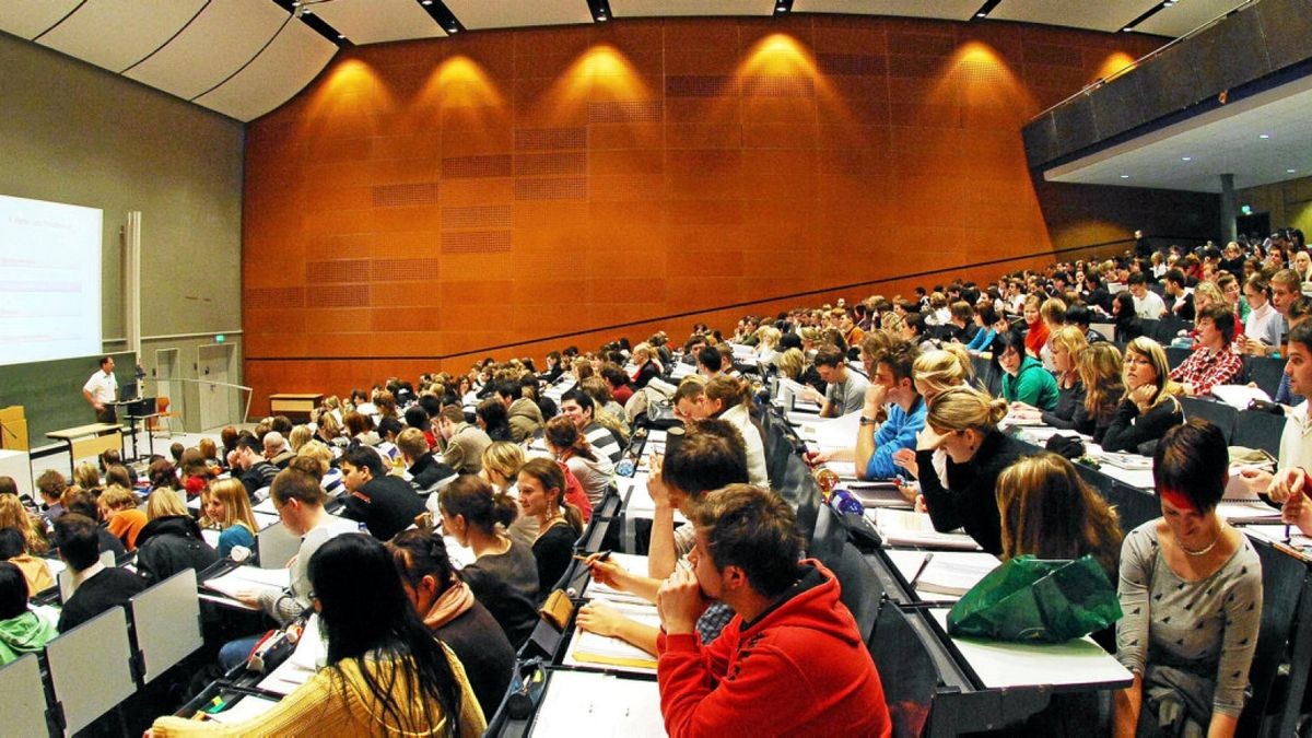 Friedrich-Schiller-Universität: Studenten im Hörsaal.