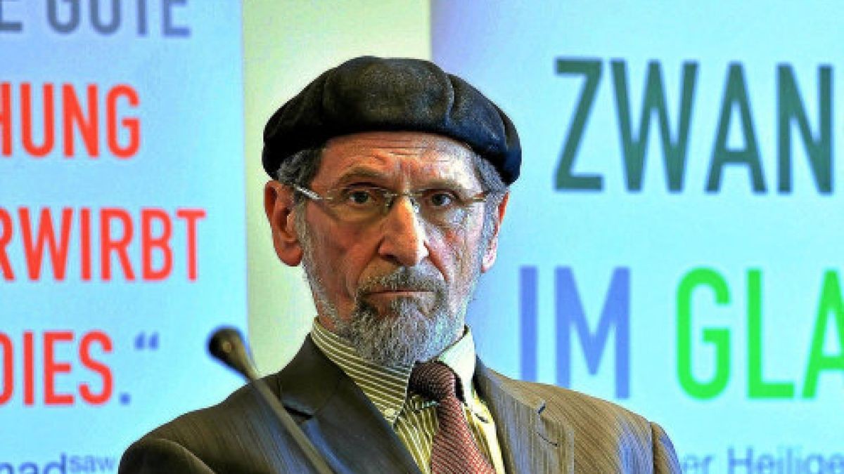 Der Bundesvorsitzende der Ahmadiyya-Gemeinde Deutschland, Abdullah Uwe Wagishauser, sitzt bei der Eröffnung der Islamausstellung 