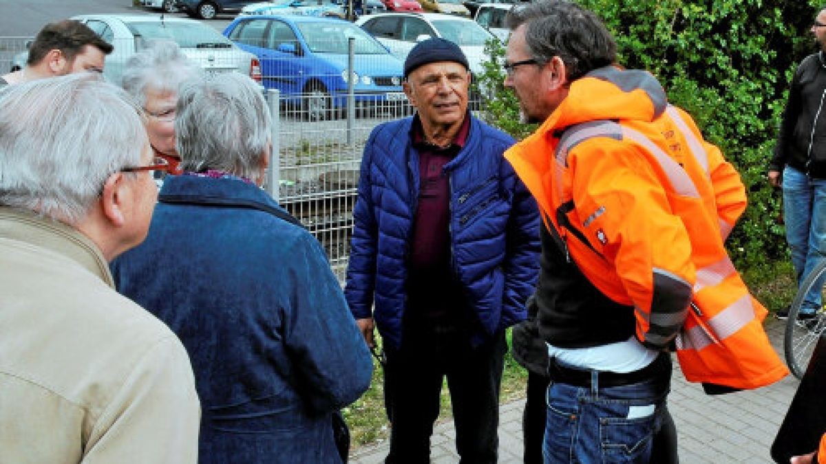 Rundgang im Rieth mit Ortsteilbürgermeister Wilfried Kulich (Mitte), mit Bürgern und Ämtervertretern. Foto: Michael Keller