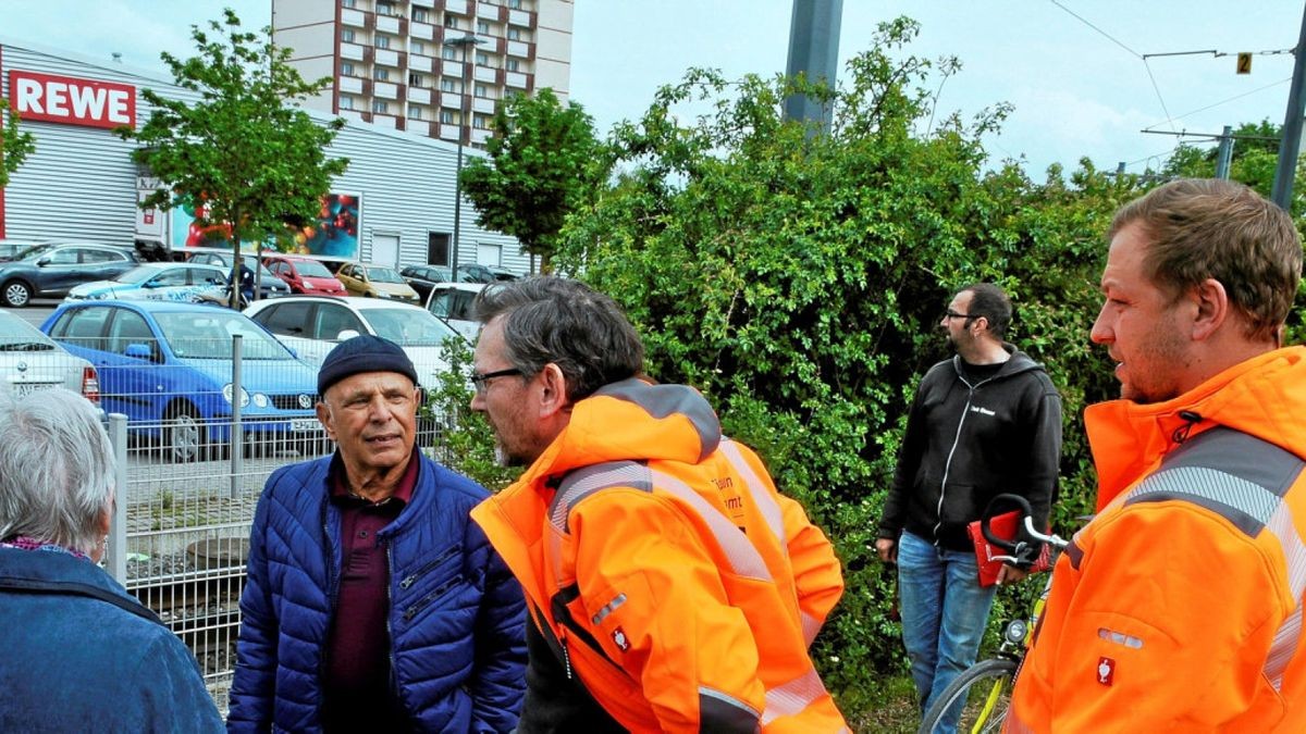 Rundgang im Rieth mit Ortsteilbürgermeister Wilfried Kulich (Mitte), mit Bürgern und Ämtervertretern.