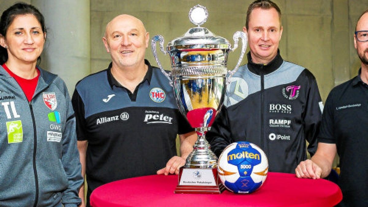 Die Trainer Tanja Logvin (Halle-Neustadt), Herbert Müller (THC), Andre Fuhr (Metzingen) und Martin Albertsen (Bietigheim/v.l.) begegnen sich schon vor dem Final Four um den Pokal.Foto: Marco Wolf