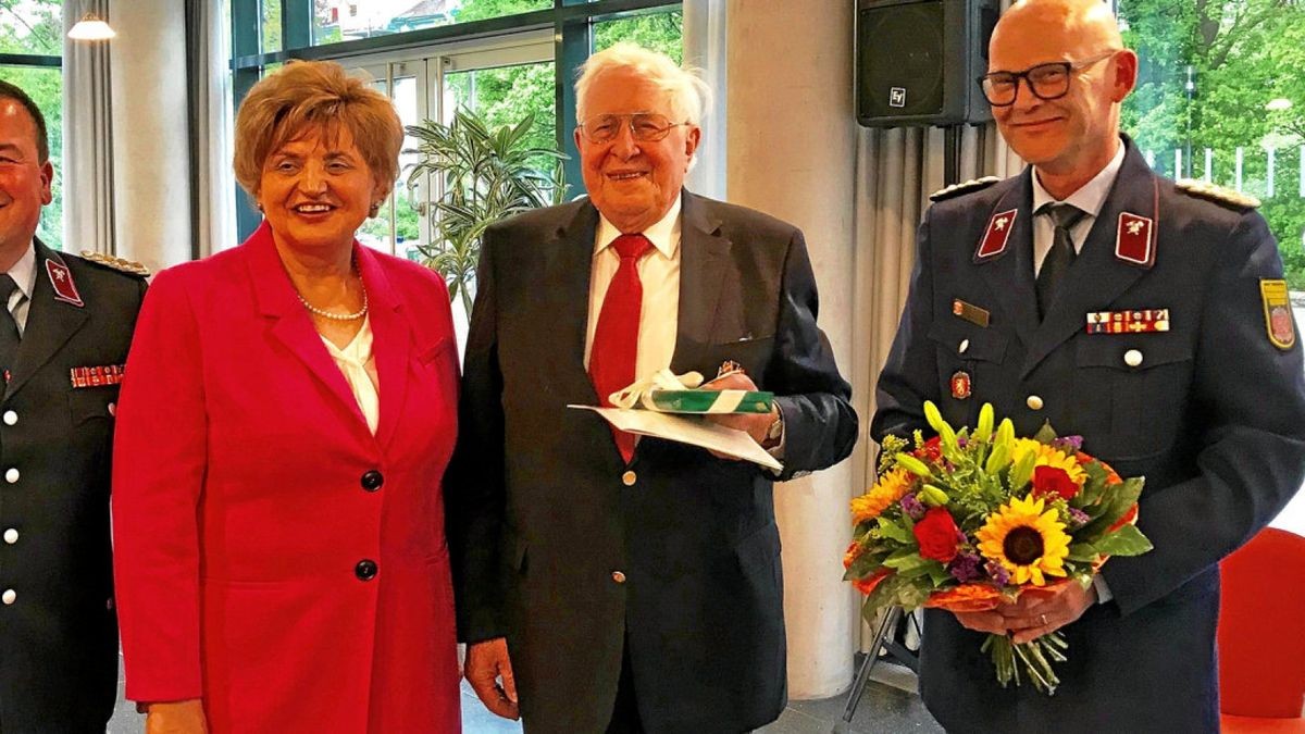 v.l.n.r  Lars Oschmann (Chef des Thüringer Feuerwehrverbandes), Birgit Diezel (CDU/Landtagspräsidentin), Bernhard Vogel, Tobias Bauer, (Vizechef des Feuerwehrverbandes)  