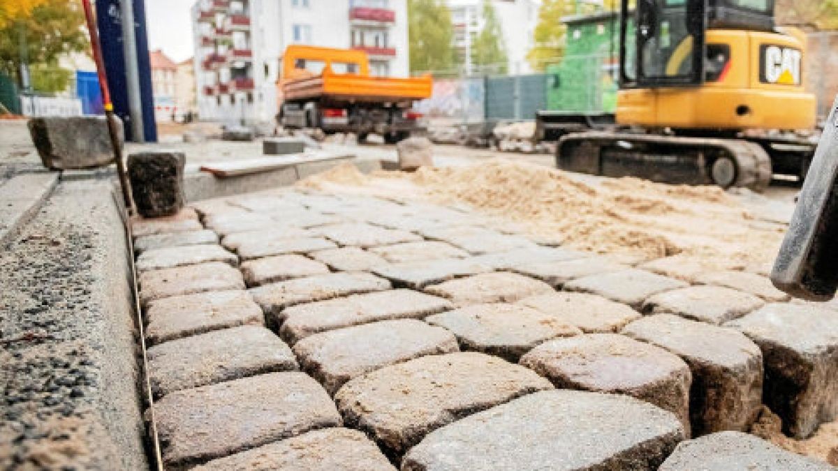 ARCHIV - 23.10.2018, Potsdam: Ein Bauarbeiter setzt in Potsdam Pflastersteine. (zu «Damoklesschwert für Hausbesitzer: Straßenausbaubeiträge») Foto: Christoph Soeder/dpa +++ dpa-Bildfunk +++Foto: Christoph Soeder