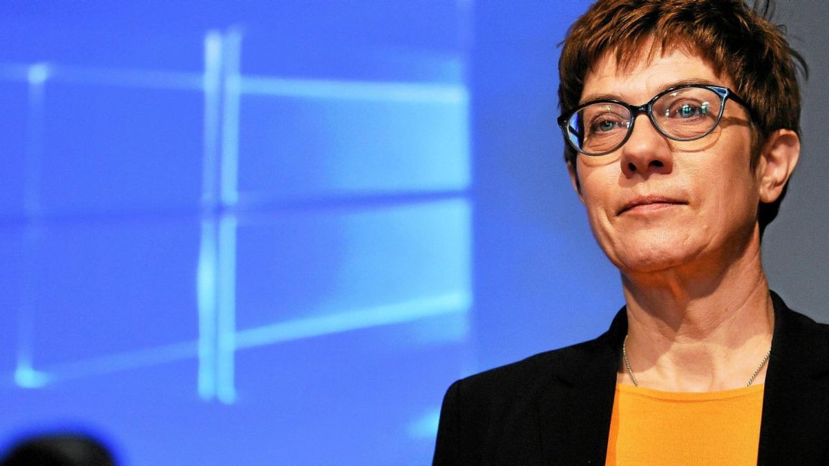 Im Amt bestätigt wurde Annegret Kramp-Karrenbauer (CDU), Präsidentin des Deutschen Volkshochschulverbandes. Sie sprach zur Eröffnung der Mitgliederversammlung in Weimar.