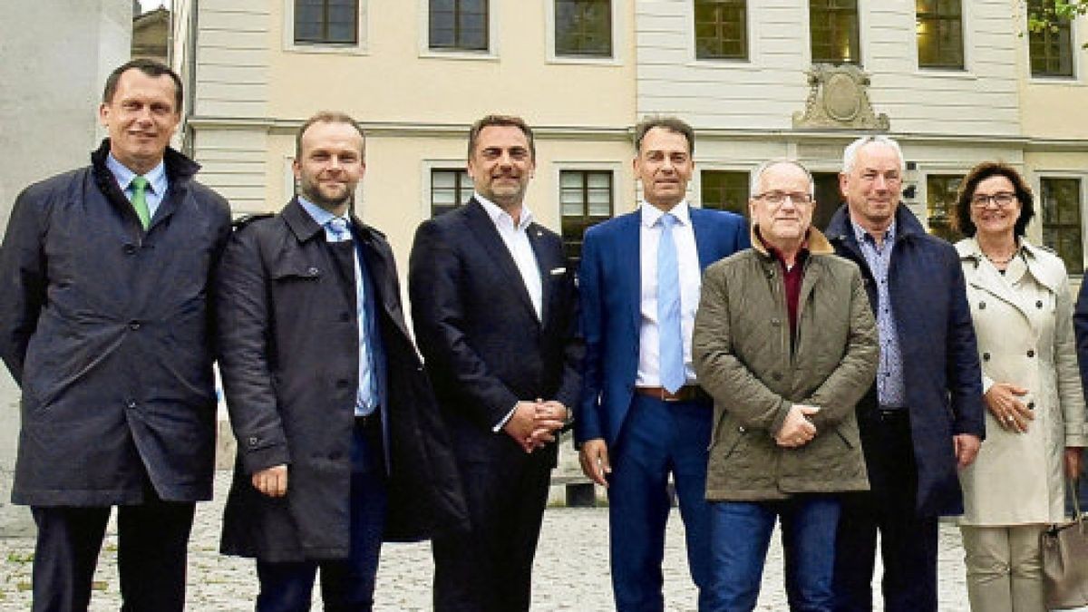 Willkommen am Herderplatz: OB Peter Kleine begrüßte die ersten Stadtoberhäupter zur Konferenz der Oberbürgermeister ostdeutscher Städte in Weimar.Foto: Michael Baar