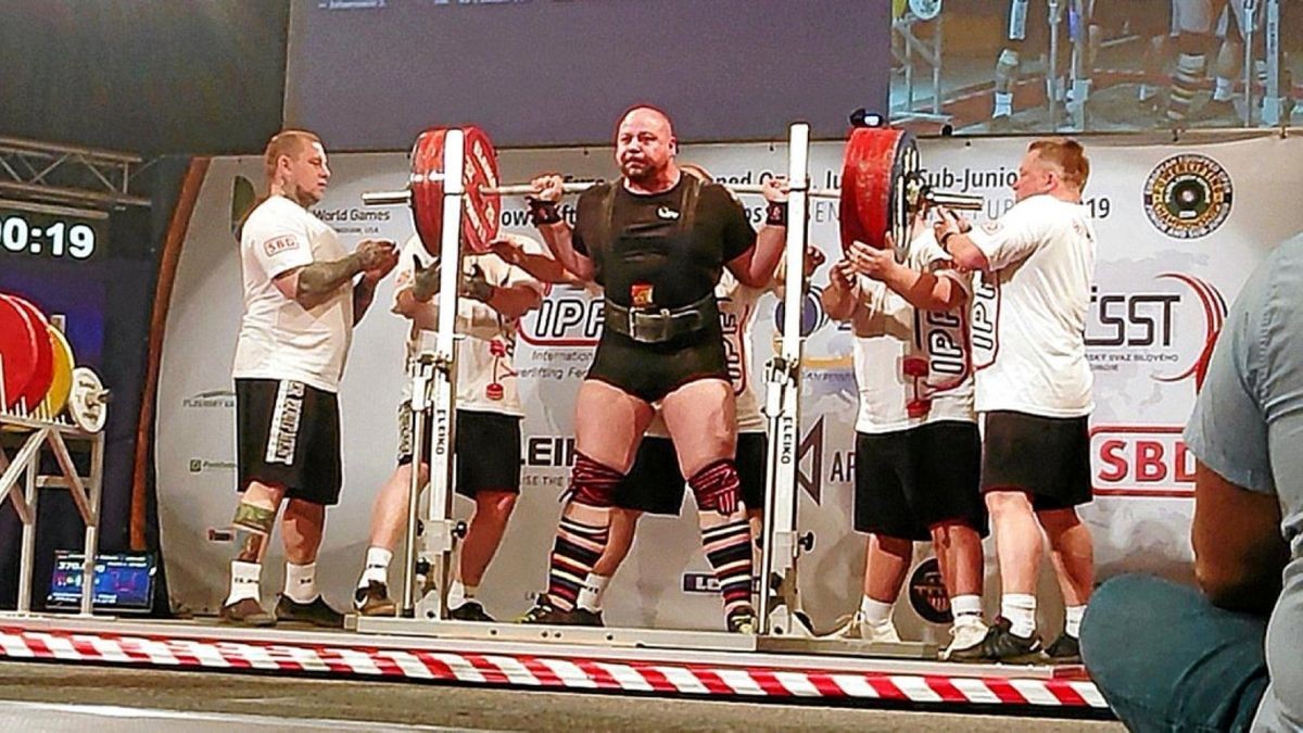 Tobias Zinserling bei der Kniebeuge, in der nur der erste Versuch mit 360 Kilogramm gültig war. Die 370 Kilogramm waren dann ein wenig zu schwer.