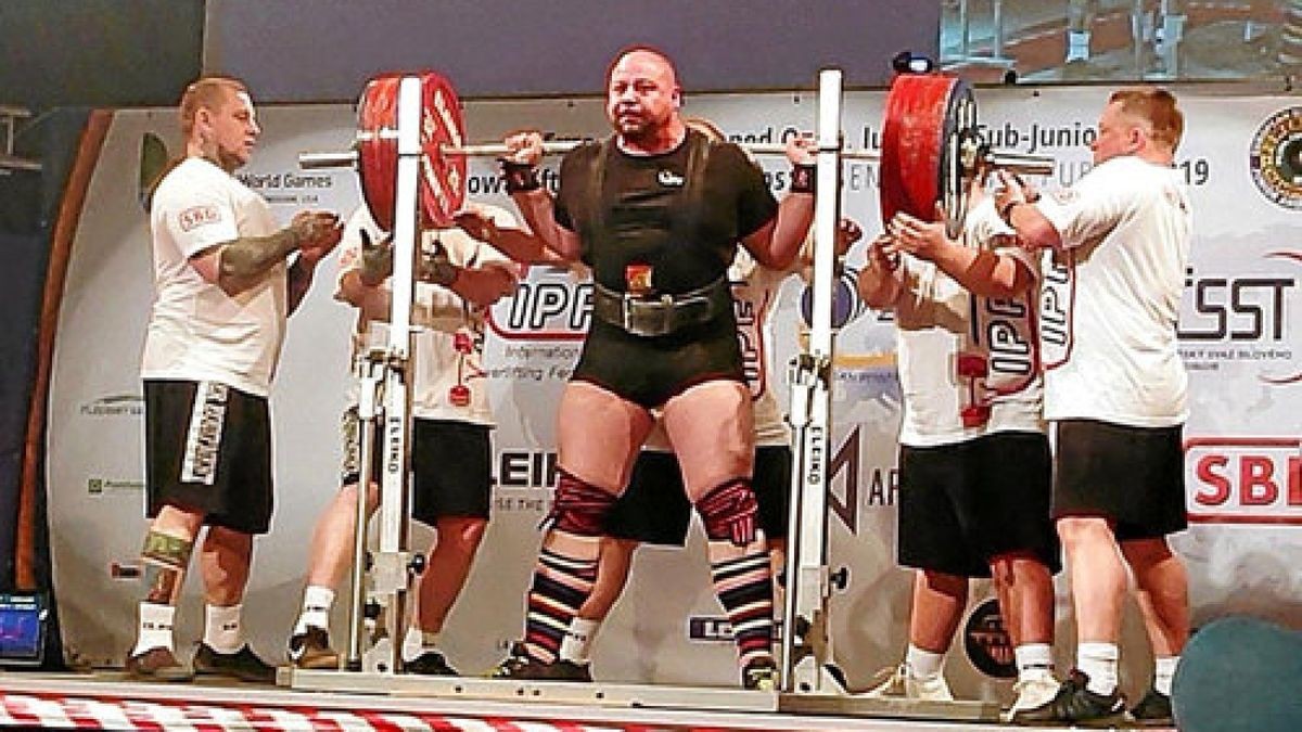 Tobias Zinserling bei der Kniebeuge, in der nur der erste Versuch mit 360 Kilogramm gültig war. Die 370 Kilogramm waren dann ein wenig zu schwer.Foto: Privat