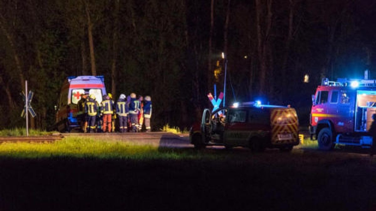 Wie die Polizei mitteilte, hatte der Mann ersten Erkenntnissen zufolge gegen 22.40 Uhr den unbeschrankten Bahnübergang auf seinem Fahrrad überquert.