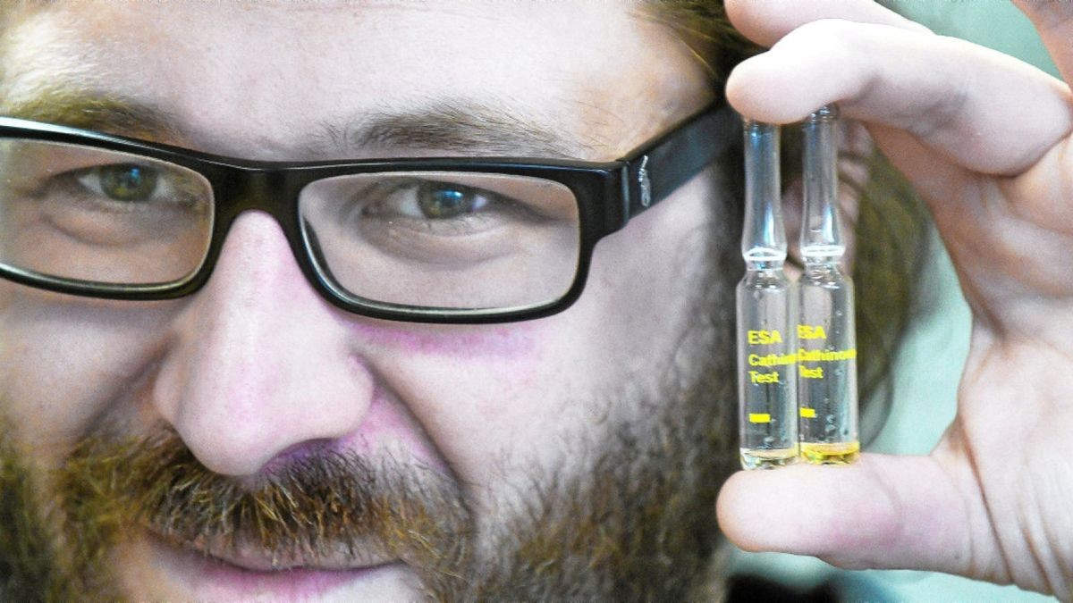 Chemiker Tobias Scholl zeigt die Ampullen aus Glas des Drogen-Schnell-Tests.