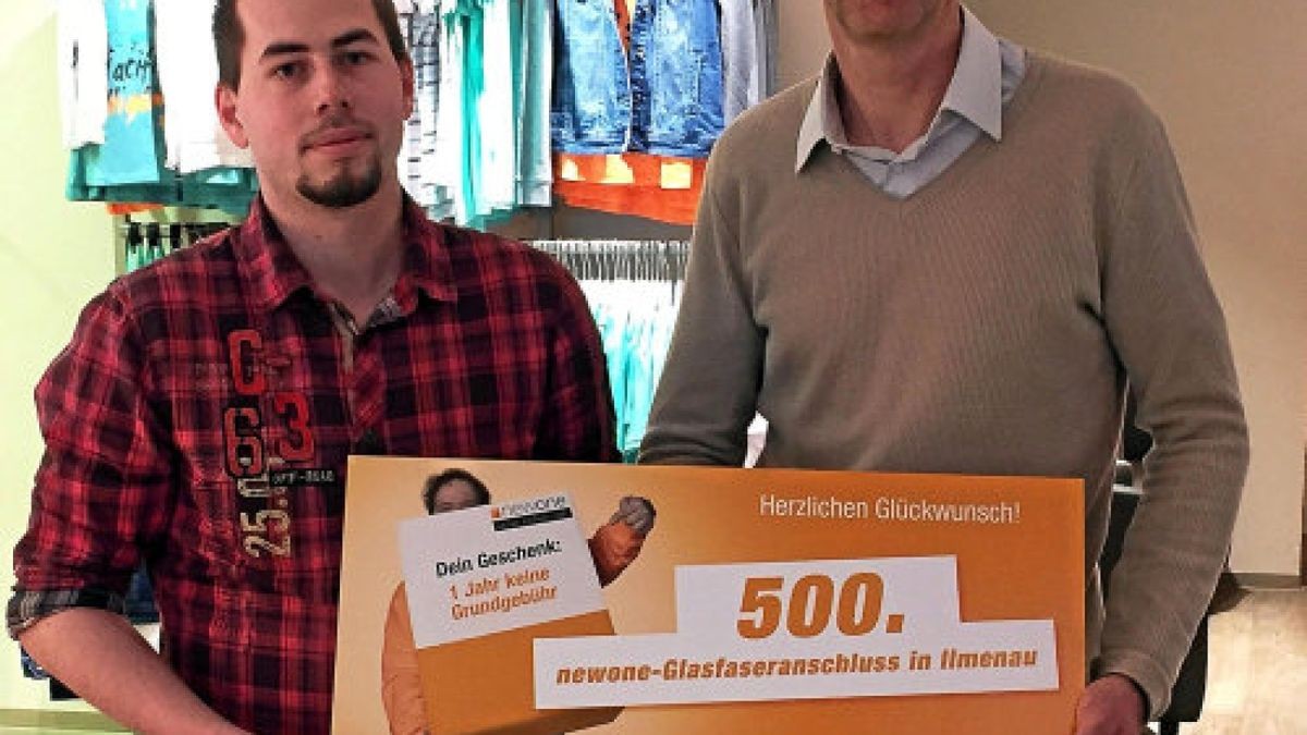 Frank Andrich aus Ilmenau (links) erhielt den 500. Glasfaseranschluss durch das Unternehmen Newone – hier mit Geschäftsführer Thomas Thaesler.Foto: Arne Martius