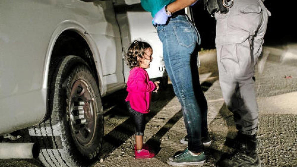 Die kleine Yanela Sanchez aus Honduras weint, während ihre Mutter Sandra unweit des mexikanisch-amerikanischen Grenzflusses von Polizisten gestellt wird. Das World-Press-Siegerfoto von Getty-Fotograf John Moore lenkte weltweit die Aufmerksamkeit auf den Umgang mit Flüchtlingen und führte zur Aussetzung der Familientrennungen an der Grenze. Foto: John Moore/Getty Images