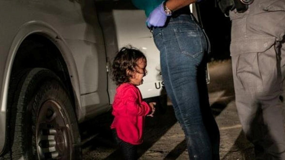 Die kleine Yanela Sanchez aus Honduras weint, während ihre Mutter Sandra unweit des mexikanisch-amerikanischen Grenzflusses von Polizisten gestellt wird. Das World-Press-Siegerfoto von Getty-Fotograf John Moore lenkte weltweit die Aufmerksamkeit auf den Umgang mit Flüchtlingen und führte zur Aussetzung der Familientrennungen an der Grenze.