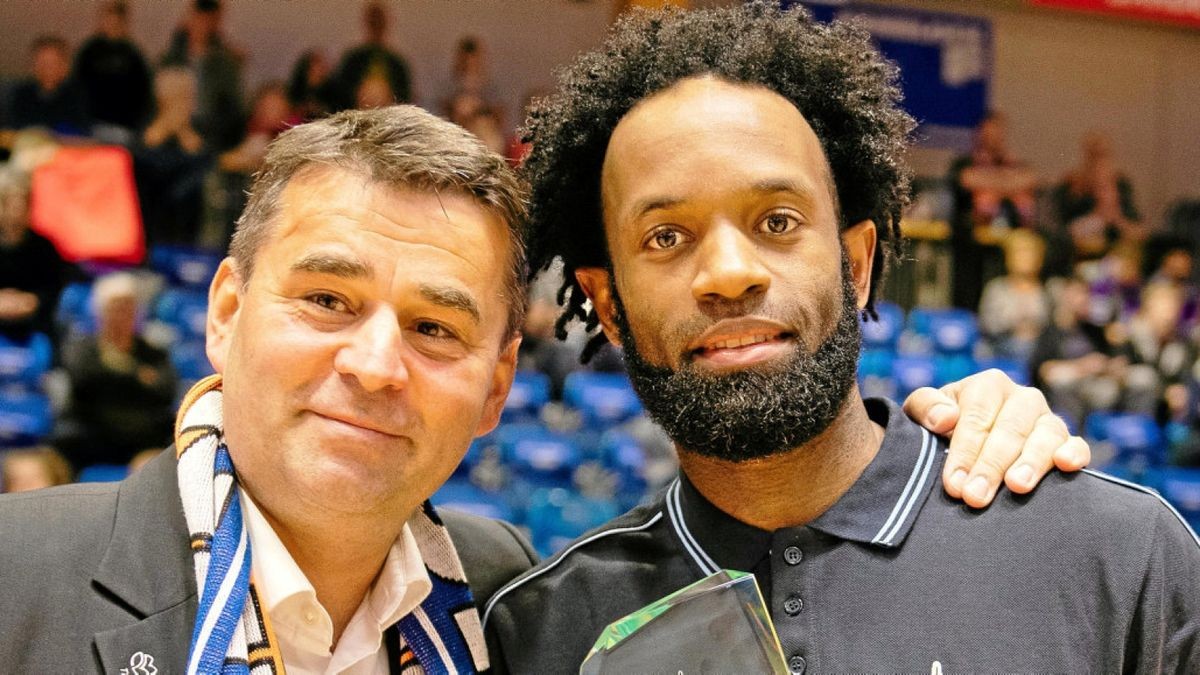 Julius Jenkins (re.), hier mit Geschäftsführer Lars Eberlein, ist der Spieler der Saison.