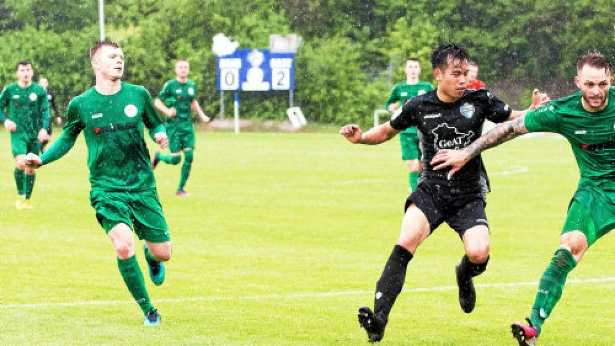 Im strömenden Regen versuchte Weimars Abwehrmann Florian Sachs (rechts) die Angriffe des Gegners zu verhindern.Foto: Marcel Minar