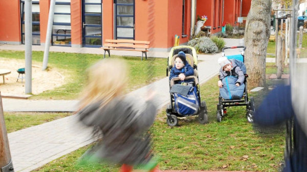 Damit im Montessori-Kindergarten in Arnstadt auch die behinderten Kinder schaukeln können, soll ein spezielles Gerüst aufgebaut werden. Foto: Ingo Glase