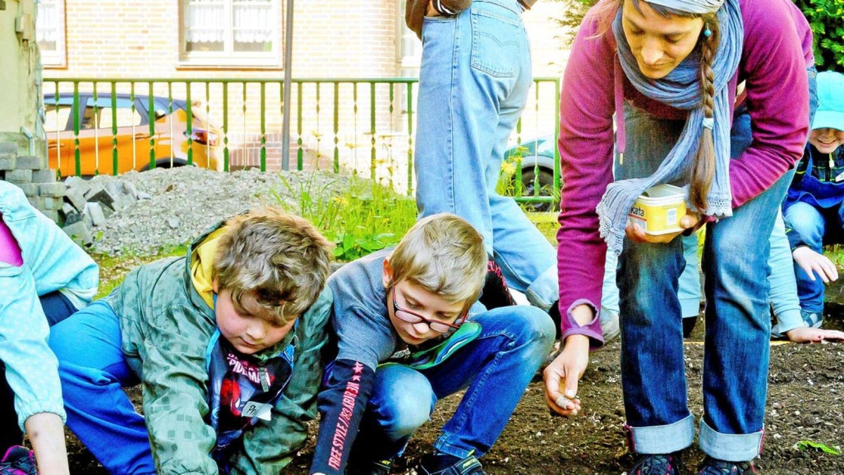 Anett Kirchbichler pflanzte am Montag mit den Kindern der Hufeland-Grundschule Salat, Fenchel und Pastinaken.