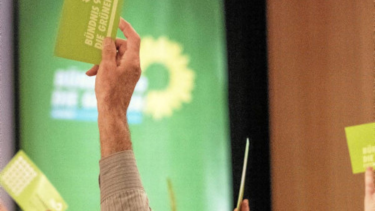 ARCHIV - 01.04.2017, Bayern, Nürnberg: Delegierte von Bündnis 90/Die Grünen stimmen beim kleinen Parteitag der bayerischen Grünen ab. Foto: Armin Weigel/dpa +++ dpa-Bildfunk +++Foto: Armin Weigel